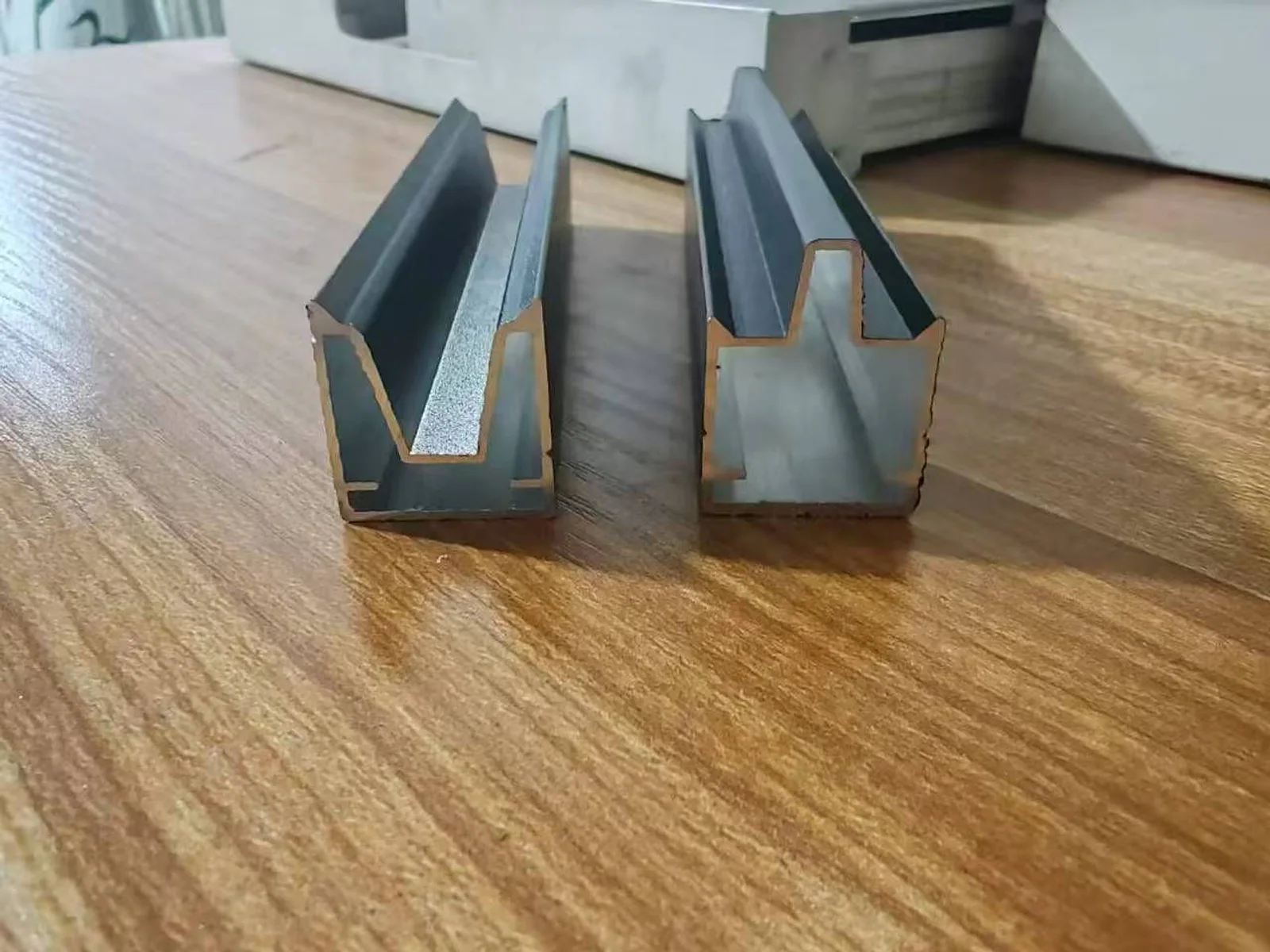 Top and bottom rail components